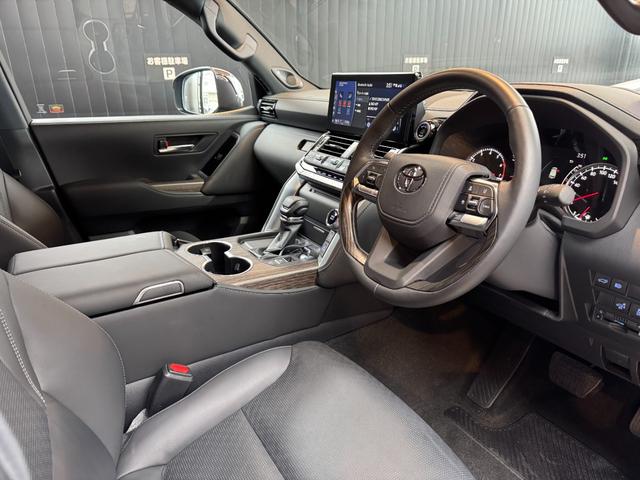 ランドクルーザー ＺＸ　【内装ブラック】１２．３インチＪＢＬプレミアムサウンド　リアエンターテイメントシステム　空気圧センサー　ムーンルーフ　パノラミックビューモニター　ブラインドスポットモニター　ＥＴＣ２．０　純正２０ＡＷ（40枚目）