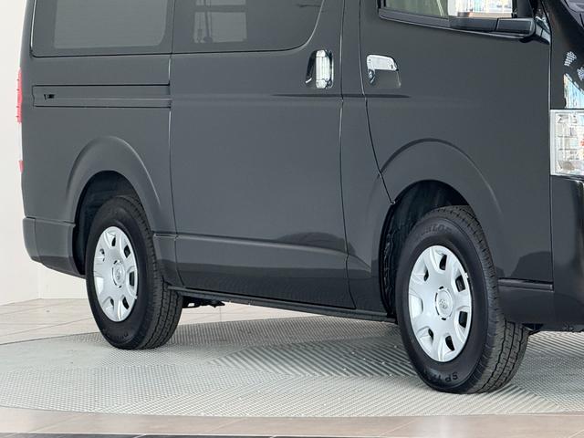 ハイエースバン ロングスーパーGL ダークプライムS 【ディーゼル車】 デジタルインナーミラー付き パノラミックビューモニター対応 両側電動パワースライドドア LEDヘッドライト AC100V プッシュスタート 20th記念スカッフプレート 純正15AW(15枚目)