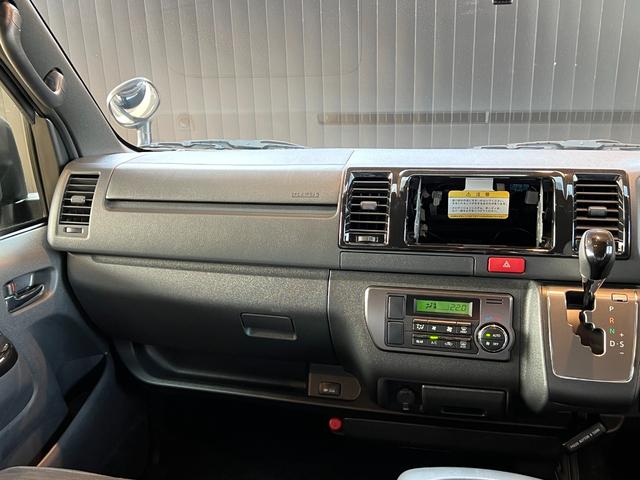 ハイエースバン ロングスーパーGL ダークプライムS 【ディーゼル車】 デジタルインナーミラー付き パノラミックビューモニター対応 両側電動パワースライドドア LEDヘッドライト AC100V プッシュスタート 20th記念スカッフプレート 純正15AW(33枚目)