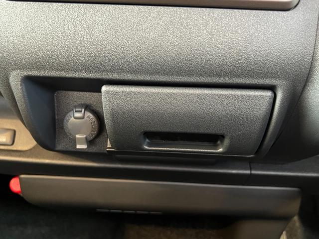 ハイエースバン ロングスーパーGL ダークプライムS 【ディーゼル車】 デジタルインナーミラー付き パノラミックビューモニター対応 両側電動パワースライドドア LEDヘッドライト AC100V プッシュスタート 20th記念スカッフプレート 純正15AW(50枚目)