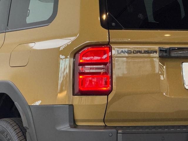 ランドクルーザー２５０ ＺＸファーストエディション　【ファーストエディション！】　内装ブラウン　丸目ヘッドライト　１２．３インチＪＢＬコネクトナビ　チームメイト　デジタルインナーミラー　サンルーフ　ヒッチメンバー　置き充電　シートメモリー　純正１８ＡＷ（28枚目）