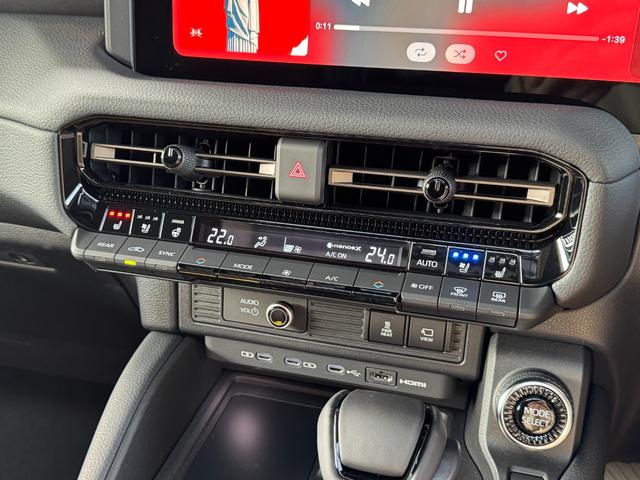 ランドクルーザー２５０ ＺＸファーストエディション　【ファーストエディション！】　内装ブラウン　丸目ヘッドライト　１２．３インチＪＢＬコネクトナビ　チームメイト　デジタルインナーミラー　サンルーフ　ヒッチメンバー　置き充電　シートメモリー　純正１８ＡＷ（61枚目）