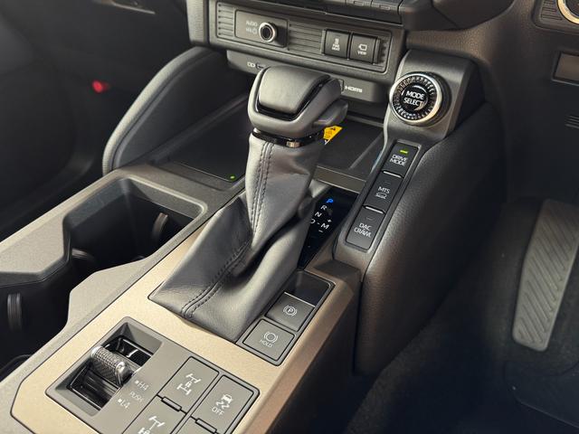 ランドクルーザー２５０ ＺＸファーストエディション　【ファーストエディション！】　内装ブラウン　丸目ヘッドライト　１２．３インチＪＢＬコネクトナビ　チームメイト　デジタルインナーミラー　サンルーフ　ヒッチメンバー　置き充電　シートメモリー　純正１８ＡＷ（64枚目）