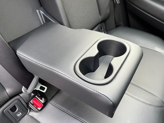 カローラクロス ハイブリッド Z 【パノラマルーフ付き】 10.5インチコネクトナビ パノラミックビューモニター ブラインドスポットモニター 置くだけ充電 ステアリングヒーター アクセサリーコンセント パワーバックドア 純正18AW(42枚目)