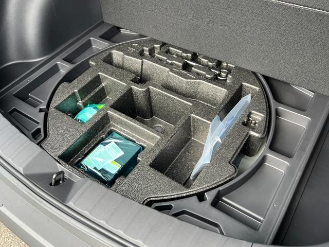 カローラクロス ハイブリッド Z 【パノラマルーフ付き】 10.5インチコネクトナビ パノラミックビューモニター ブラインドスポットモニター 置くだけ充電 ステアリングヒーター アクセサリーコンセント パワーバックドア 純正18AW(73枚目)