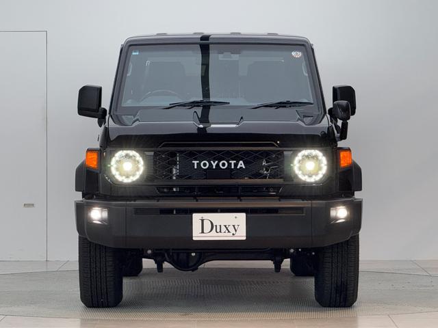 ランドクルーザー70 AX 【ナビ付き車両】 丸目ヘッドライト バックモニター内臓インナーミラー 電動デフロック 背面タイヤ リモコンキー ヒルスタートアシストコントロール ダウンヒルスタートコントロール 純正16インチAW(4枚目)