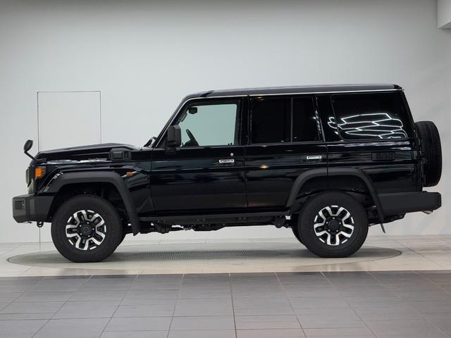 ランドクルーザー70 AX 【ナビ付き車両】 丸目ヘッドライト バックモニター内臓インナーミラー 電動デフロック 背面タイヤ リモコンキー ヒルスタートアシストコントロール ダウンヒルスタートコントロール 純正16インチAW(6枚目)