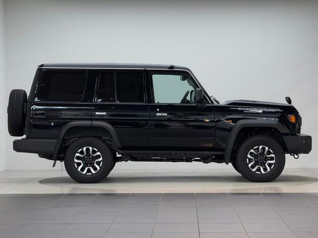 ランドクルーザー70 AX 【ナビ付き車両】 丸目ヘッドライト バックモニター内臓インナーミラー 電動デフロック 背面タイヤ リモコンキー ヒルスタートアシストコントロール ダウンヒルスタートコントロール 純正16インチAW(7枚目)