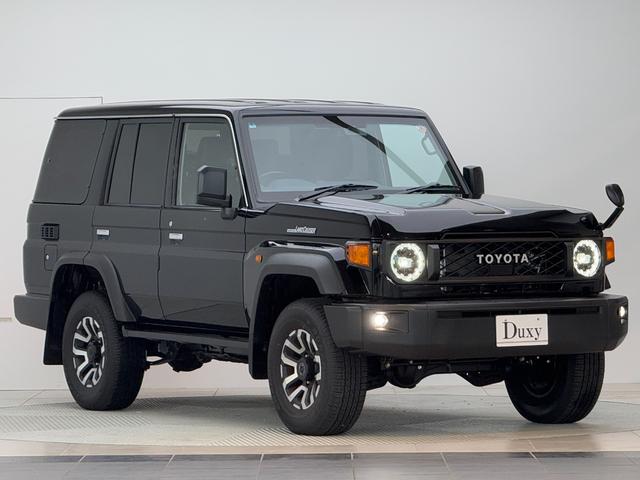 ランドクルーザー70 AX 【ナビ付き車両】 丸目ヘッドライト バックモニター内臓インナーミラー 電動デフロック 背面タイヤ リモコンキー ヒルスタートアシストコントロール ダウンヒルスタートコントロール 純正16インチAW(9枚目)
