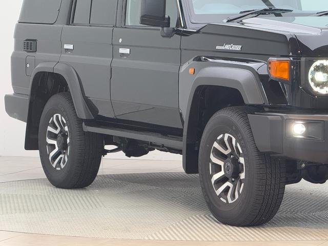 ランドクルーザー70 AX 【ナビ付き車両】 丸目ヘッドライト バックモニター内臓インナーミラー 電動デフロック 背面タイヤ リモコンキー ヒルスタートアシストコントロール ダウンヒルスタートコントロール 純正16インチAW(17枚目)