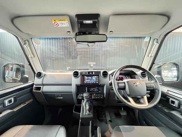 ランドクルーザー70 AX 【ナビ付き車両】 丸目ヘッドライト バックモニター内臓インナーミラー 電動デフロック 背面タイヤ リモコンキー ヒルスタートアシストコントロール ダウンヒルスタートコントロール 純正16インチAW(38枚目)