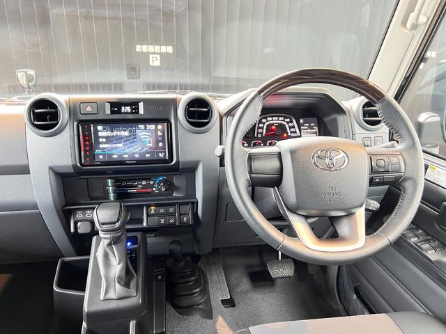 ランドクルーザー70 AX 【ナビ付き車両】 丸目ヘッドライト バックモニター内臓インナーミラー 電動デフロック 背面タイヤ リモコンキー ヒルスタートアシストコントロール ダウンヒルスタートコントロール 純正16インチAW(40枚目)