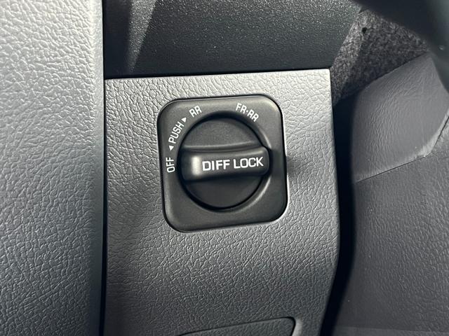 ランドクルーザー70 AX 【ナビ付き車両】 丸目ヘッドライト バックモニター内臓インナーミラー 電動デフロック 背面タイヤ リモコンキー ヒルスタートアシストコントロール ダウンヒルスタートコントロール 純正16インチAW(63枚目)