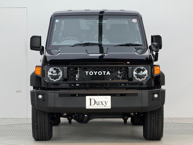 ランドクルーザー７０ ＡＸ　【内装ブラック】　丸目ヘッドライト　バックモニター内臓インナーミラー　電動デフロック　　背面タイヤ　リモコンキー　　ヒルスタートアシストコントロール　ダウンヒルスタートコントロール　純正１６インチＡＷ（12枚目）