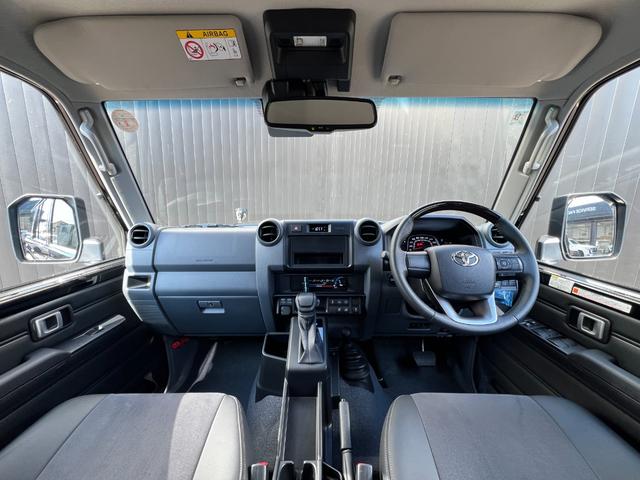 ランドクルーザー７０ ＡＸ　【内装ブラック】　丸目ヘッドライト　バックモニター内臓インナーミラー　電動デフロック　　背面タイヤ　リモコンキー　　ヒルスタートアシストコントロール　ダウンヒルスタートコントロール　純正１６インチＡＷ（39枚目）