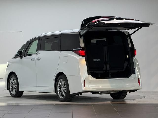 アルファード Ｚ　【ユニバーサルステップ付】　１４型コネクトナビ　左右独立ムーンルーフ　デジタルミラー　トヨタチームメイト　パノラミックビューモニター　ブラインドスポットモニター　シートヒーター＆クーラー　純正１８ＡＷ（14枚目）