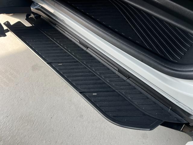 アルファード Ｚ　【ユニバーサルステップ付】　１４型コネクトナビ　左右独立ムーンルーフ　デジタルミラー　トヨタチームメイト　パノラミックビューモニター　ブラインドスポットモニター　シートヒーター＆クーラー　純正１８ＡＷ（22枚目）