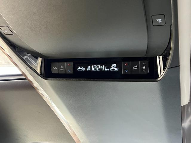 アルファード Ｚ　【ユニバーサルステップ付】　１４型コネクトナビ　左右独立ムーンルーフ　デジタルミラー　トヨタチームメイト　パノラミックビューモニター　ブラインドスポットモニター　シートヒーター＆クーラー　純正１８ＡＷ（70枚目）