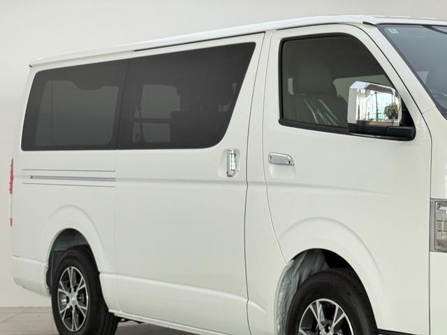 ハイエースバン ロングスーパーＧＬ　ダークプライムＳ　【ディーゼル車】デジタルインナーミラー　パノラミックビューモニター対応　両側電動パワースライドドア　ＬＥＤヘッドライト　ＡＣ１００Ｖ　プッシュスタート　２０ｔｈ記念スカッフプレート　オプション１５ＡＷ（17枚目）