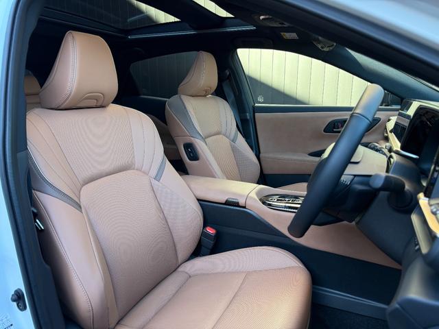 クラウンスポーツ Ｚ　【パノラマルーフ付】　１２．３型コネクトナビ　パノラミックビューモニター　ブラインドスポットモニター　デジタルインナーミラー　シートエアコン＆シートヒーター　ハンズフリーパワーバックドア　純正２１ＡＷ（37枚目）