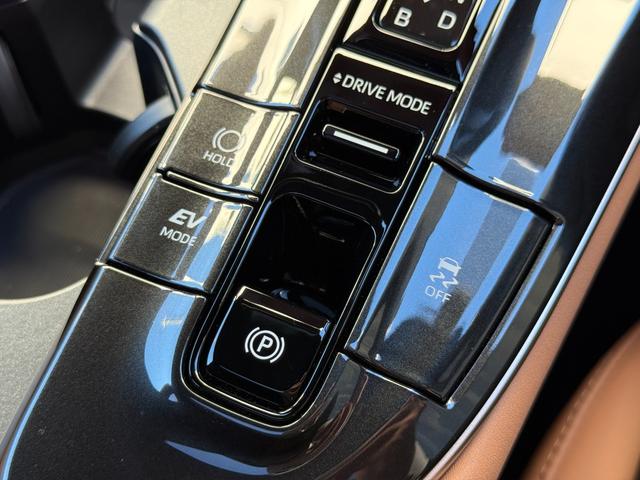 クラウンスポーツ Ｚ　【パノラマルーフ付】　１２．３型コネクトナビ　パノラミックビューモニター　ブラインドスポットモニター　デジタルインナーミラー　シートエアコン＆シートヒーター　ハンズフリーパワーバックドア　純正２１ＡＷ（60枚目）