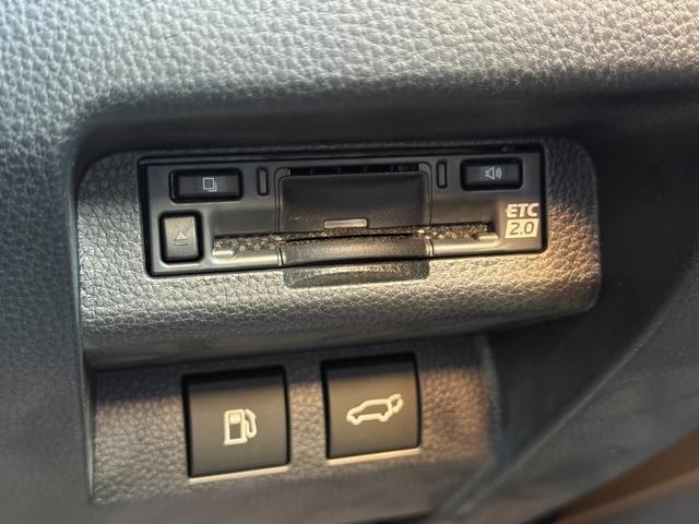 クラウンスポーツ Ｚ　【パノラマルーフ付】　１２．３型コネクトナビ　パノラミックビューモニター　ブラインドスポットモニター　デジタルインナーミラー　シートエアコン＆シートヒーター　ハンズフリーパワーバックドア　純正２１ＡＷ（68枚目）