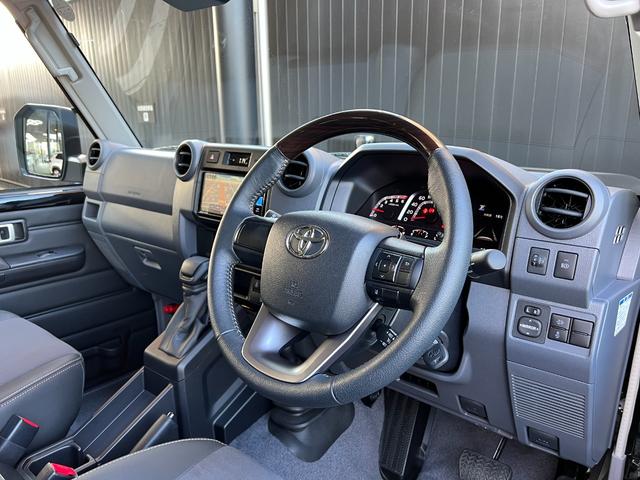 ランドクルーザー７０ ＡＸ　【純正ナビ付き】　丸目ヘッドライト　バックモニター内臓インナーミラー　電動デフロック　　背面タイヤ　リモコンキー　　ヒルスタートアシストコントロール　ダウンヒルスタートコントロール　純正１６インチＡＷ（45枚目）