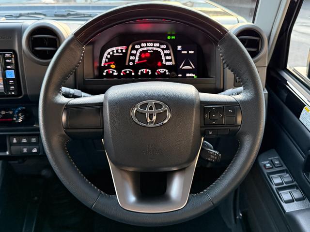 ランドクルーザー７０ ＡＸ　【純正ナビ付き】　丸目ヘッドライト　バックモニター内臓インナーミラー　電動デフロック　　背面タイヤ　リモコンキー　　ヒルスタートアシストコントロール　ダウンヒルスタートコントロール　純正１６インチＡＷ（51枚目）