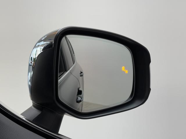 【ＢＳＭ】ブラインドスポットモニター付きでございます。走行中に斜め後方に車両が接近してくるとランプが点灯して他車の存在を知らせてくれます。