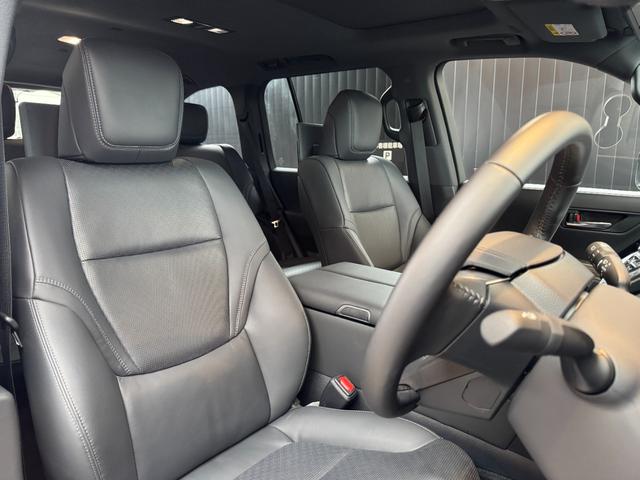 高品質でデザイン性の高いシート。シートヒーター、ベンチレーションシートは標準装備です。