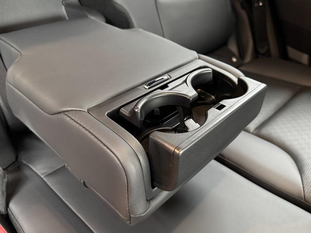 収納やドリンクホルダーが所々にございます。