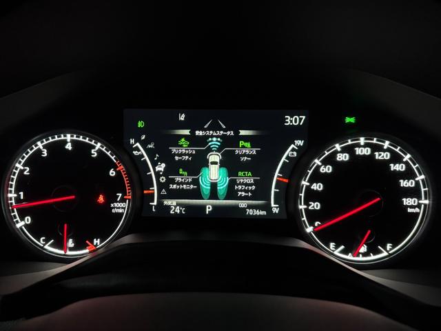 視認性の高いスピードメーターです。マルチインフォメーションディスプレイで燃費から安全装置の作動状況がご確認頂けます。