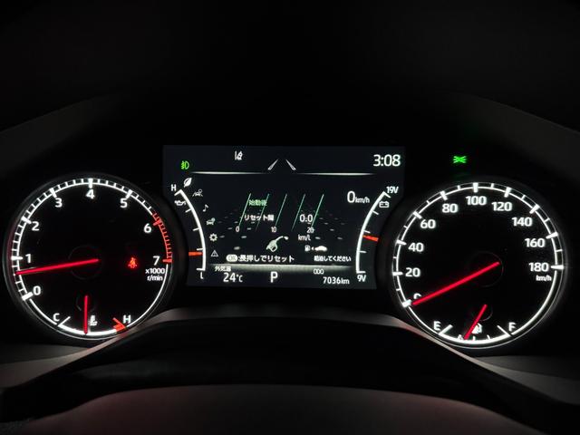 視認性の高いスピードメーターです。マルチインフォメーションディスプレイで燃費から安全装置の作動状況がご確認頂けます。