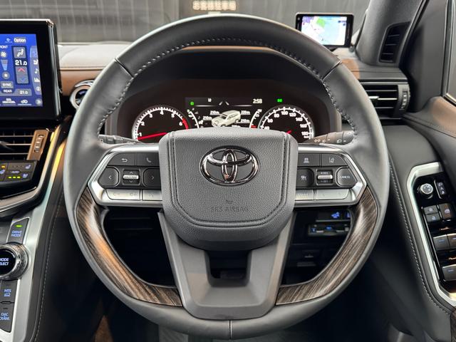 本革巻きステアリング＆ステアリングスイッチで運転中の操作も楽ですね。