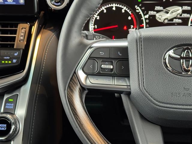 ステアリングスイッチでオーディオ、インフォメーションディスプレイの操作が可能です。