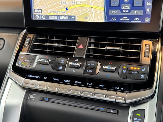 オートデュアルエアコンですので、運転席と助手席で別々の温度設定可能です。