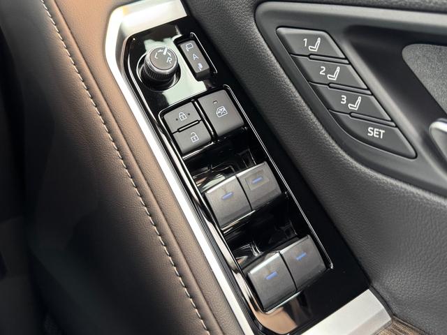 電動格納ドアミラーは標準装備です。