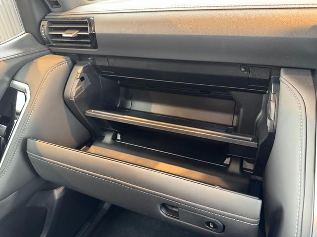 収納やドリンクホルダーが所々にございます。