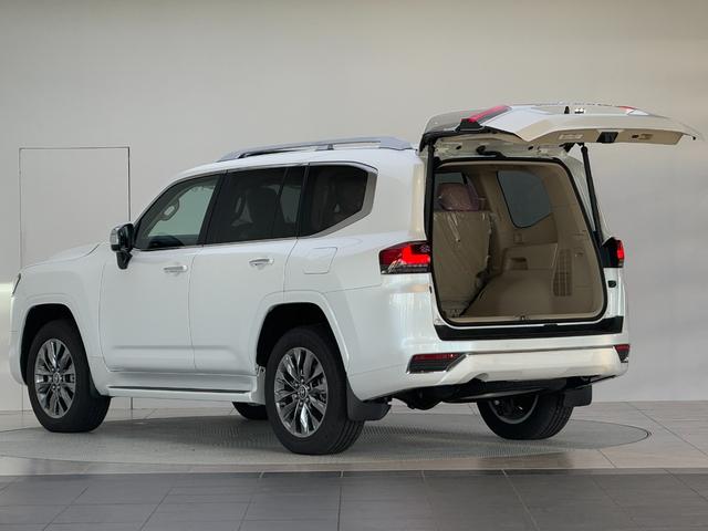 ランドクルーザー ＺＸ　【ディーゼル車】内装ベージュ　１２．３インチＪＢＬプレミアサウンド　サンルーフ　パノラミックビューモニター　寒冷地仕様　ブラインドスポットモニター　ＥＴＣ２．０　パワーバックドア　純正２０インチアルミ（14枚目）