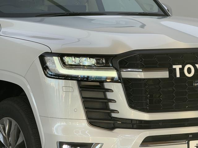 ランドクルーザー ＺＸ　【ディーゼル車】内装ベージュ　１２．３インチＪＢＬプレミアサウンド　サンルーフ　パノラミックビューモニター　寒冷地仕様　ブラインドスポットモニター　ＥＴＣ２．０　パワーバックドア　純正２０インチアルミ（17枚目）