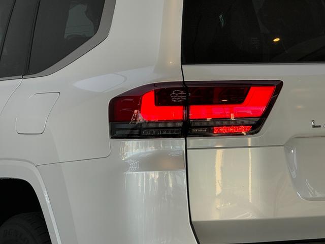 ランドクルーザー ＺＸ　【ディーゼル車】内装ベージュ　１２．３インチＪＢＬプレミアサウンド　サンルーフ　パノラミックビューモニター　寒冷地仕様　ブラインドスポットモニター　ＥＴＣ２．０　パワーバックドア　純正２０インチアルミ（28枚目）