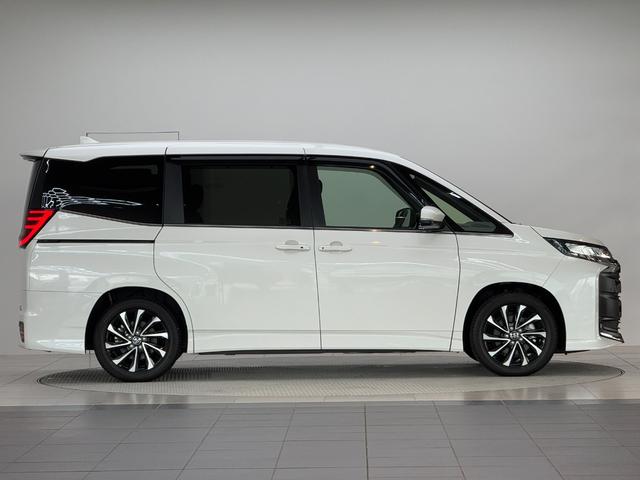 ノア ハイブリッドＳ－Ｚ　【１３．２インチ後席フリップダウンモニター付き】　１０．５型コネクトナビ　快適利便パッケージＨｉ　ブラインドスポットモニター　アドバンストパーク　パワーバックドア　ＣＤ／ＤＶＤ　ＨＤＭＩ　純正１７ＡＷ（7枚目）