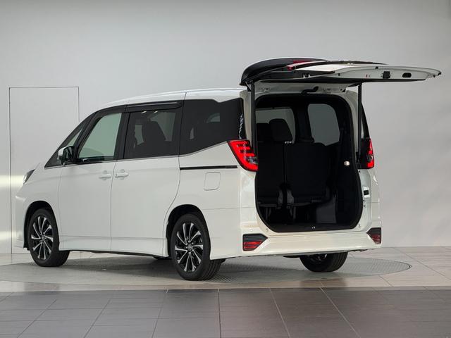 ノア ハイブリッドＳ－Ｚ　【１３．２インチ後席フリップダウンモニター付き】　１０．５型コネクトナビ　快適利便パッケージＨｉ　ブラインドスポットモニター　アドバンストパーク　パワーバックドア　ＣＤ／ＤＶＤ　ＨＤＭＩ　純正１７ＡＷ（16枚目）