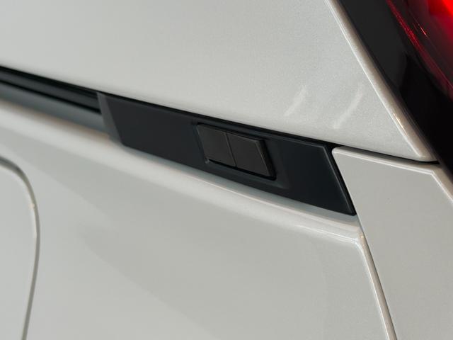 ノア ハイブリッドＳ－Ｚ　【１３．２インチ後席フリップダウンモニター付き】　１０．５型コネクトナビ　快適利便パッケージＨｉ　ブラインドスポットモニター　アドバンストパーク　パワーバックドア　ＣＤ／ＤＶＤ　ＨＤＭＩ　純正１７ＡＷ（32枚目）