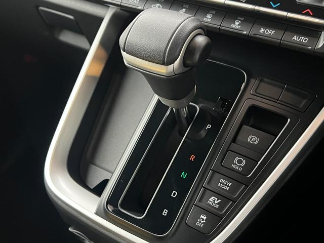 ノア ハイブリッドＳ－Ｚ　【１３．２インチ後席フリップダウンモニター付き】　１０．５型コネクトナビ　快適利便パッケージＨｉ　ブラインドスポットモニター　アドバンストパーク　パワーバックドア　ＣＤ／ＤＶＤ　ＨＤＭＩ　純正１７ＡＷ（61枚目）