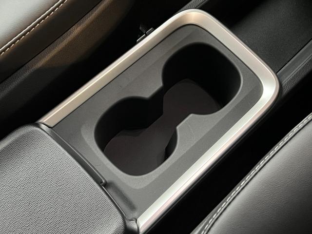 ノア ハイブリッドＳ－Ｚ　【１３．２インチ後席フリップダウンモニター付き】　１０．５型コネクトナビ　快適利便パッケージＨｉ　ブラインドスポットモニター　アドバンストパーク　パワーバックドア　ＣＤ／ＤＶＤ　ＨＤＭＩ　純正１７ＡＷ（68枚目）