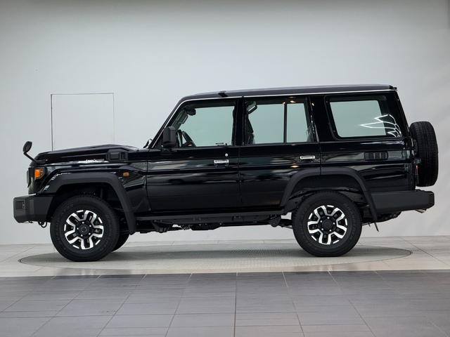 ランドクルーザー７０ ＡＸ　【内装ブラック】　丸目ヘッドライト　バックモニター内臓インナーミラー　電動デフロック　　背面タイヤ　リモコンキー　　ヒルスタートアシストコントロール　ダウンヒルスタートコントロール　純正１６インチＡＷ（6枚目）