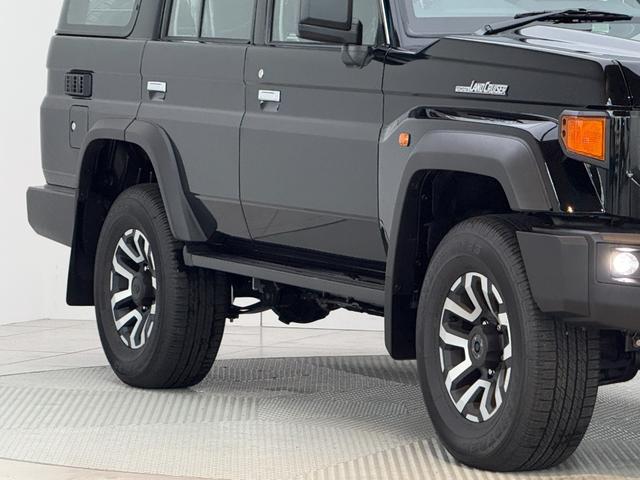 ランドクルーザー７０ ＡＸ　【内装ブラック】　丸目ヘッドライト　バックモニター内臓インナーミラー　電動デフロック　　背面タイヤ　リモコンキー　　ヒルスタートアシストコントロール　ダウンヒルスタートコントロール　純正１６インチＡＷ（23枚目）