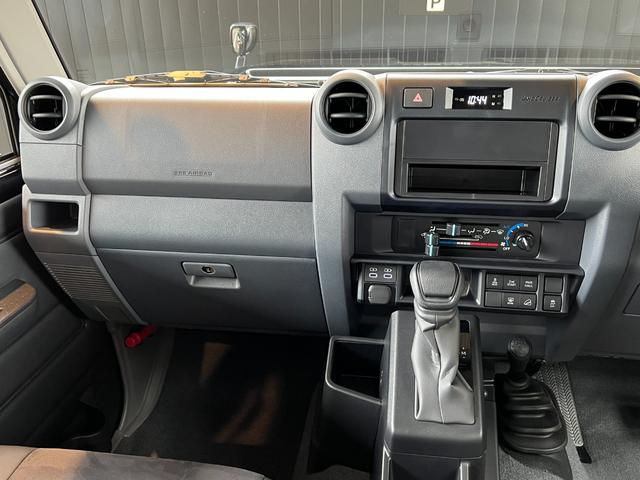 ランドクルーザー７０ ＡＸ　【内装ブラック】　丸目ヘッドライト　バックモニター内臓インナーミラー　電動デフロック　　背面タイヤ　リモコンキー　　ヒルスタートアシストコントロール　ダウンヒルスタートコントロール　純正１６インチＡＷ（39枚目）