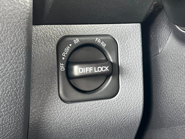 ランドクルーザー７０ ＡＸ　【内装ブラック】　丸目ヘッドライト　バックモニター内臓インナーミラー　電動デフロック　　背面タイヤ　リモコンキー　　ヒルスタートアシストコントロール　ダウンヒルスタートコントロール　純正１６インチＡＷ（54枚目）